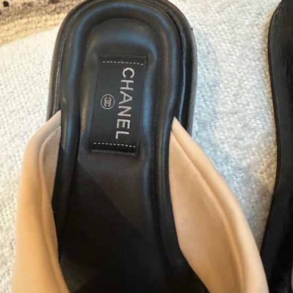 Chanel Interlocking CC Logo Slide - Picture 12 of 15